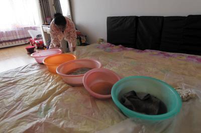 七台河楼上漏水，住户失联，小区没物管，业主维权难！律师来支招……